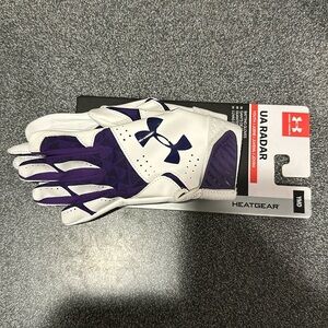 Yes under armor gloves. Purple and white.